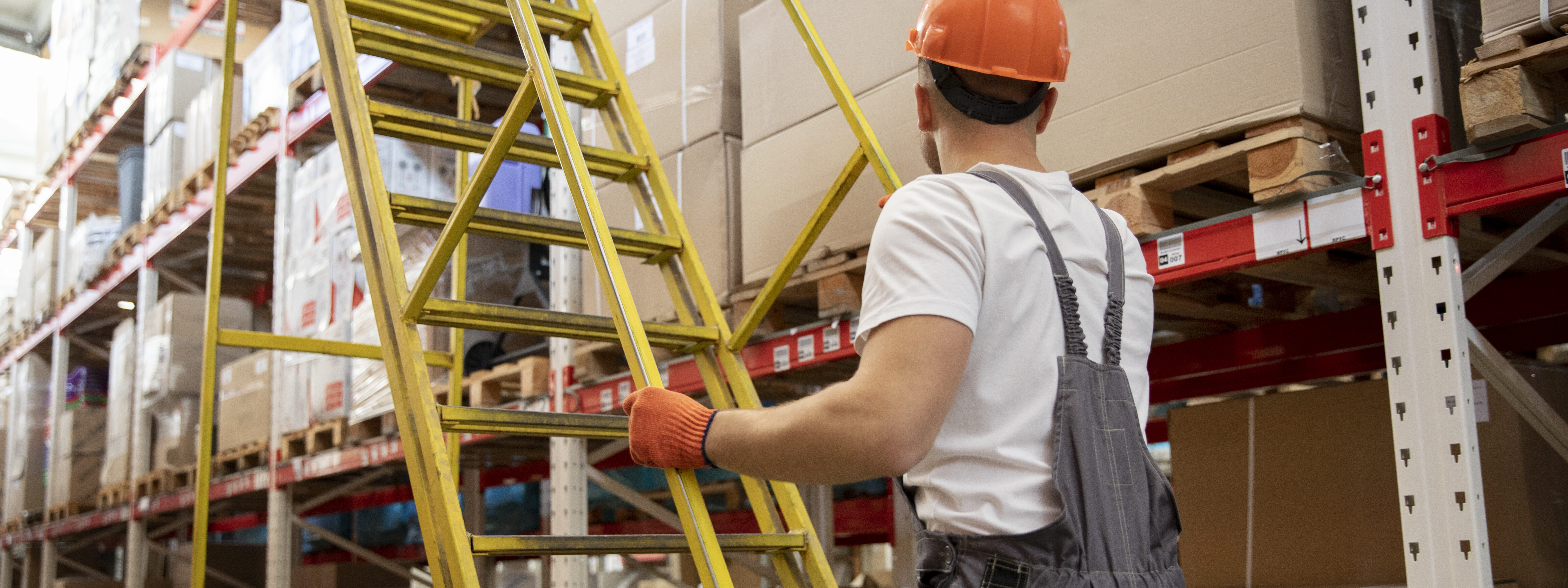 medium-shot-man-working-warehouse (1)